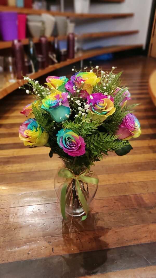 12 Rosas Arcoiris en Florero