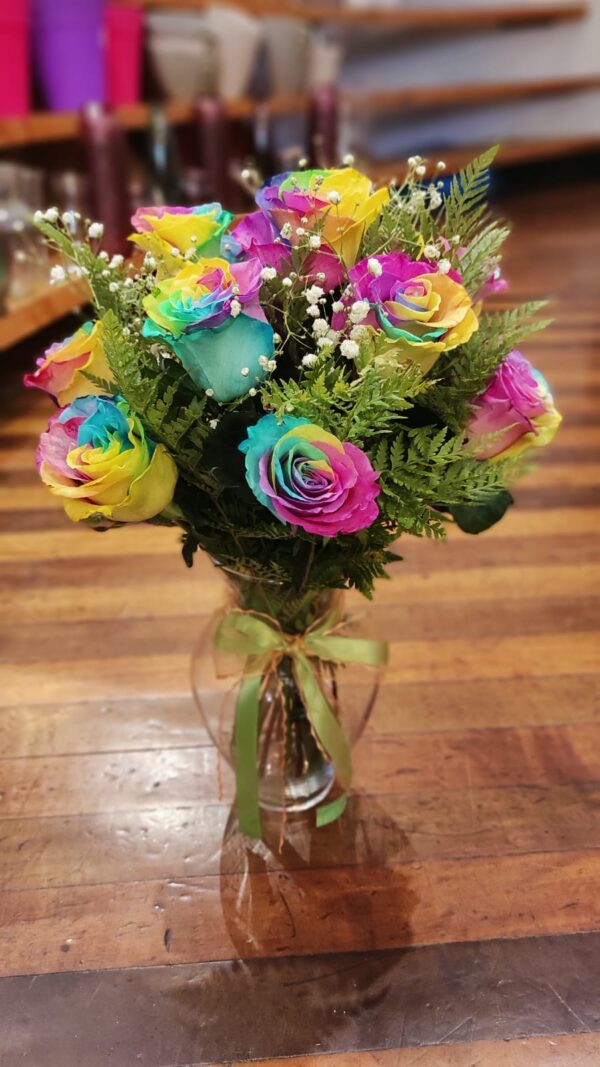 12 Rosas Arcoiris en Florero