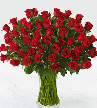 45 rosas en florero de vidrio